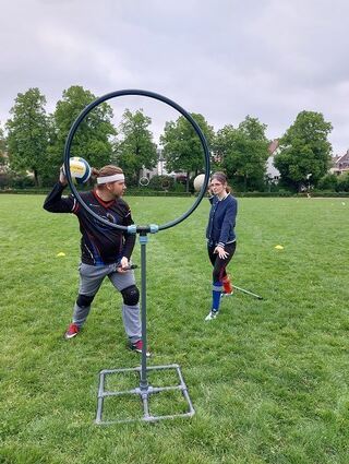 Quidditch-Trainer Patrick und Justine Borchardt zeigen, wie man ein Tor wirft.