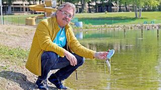 Hans-Jürgen Beringer, Vorsitzender des Fördervereins Blies, misst schon mal die Wassertemperatur des Sees. In drei Wochen soll die Saison beginnen.