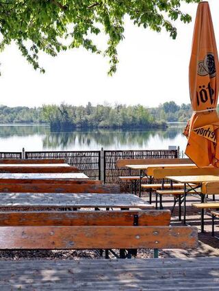 Der Biergarten mit Seeblick wartet förmlich schon auf die Besucher.