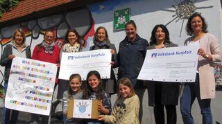 Nicole Scherzer (stehend v.l.), Kerstin Wenthe, Helena Metzger, Sybille Siebert, Alicia Berberich, Fadime Tuncer und Stefanie Zschätzsch mit drei Schülerinnen der 4a, die stellvertretend für ihre Mitschüler zum Fototermin gekommen waren.