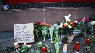 Die Demonstranten legten Blumen in Gedenken an den Verstorbenen nieder.
