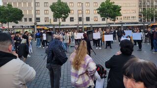 Es sollen sich nach Angaben der Polizei um die 100 Menschen versammelt haben.
