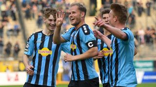 Jubelpose: Waldhofs Kapitän Marcel Seegert (Mitte) feiert mit seinen Mitspielern den Treffer zum 1:0.