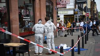 Einsatzkräfte sichern den Tatort am Marktplatz.