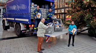 Nicole Dudziak und Matthias Kerkmann (beide THW) laden zusammen mit Peter W. Ragge und Matthias Bretschneider und Anja Wagner Weihnachtsgeschenke in Q6/Q7 aus.