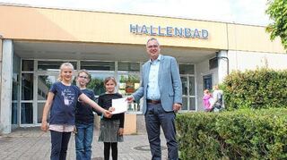 Zufrieden über 150 gesammelte Unterschriften (v.l.): Thea Bäuerle, Sebastian Claus und Marie Gores mit Bürgermeister Andreas Metz.