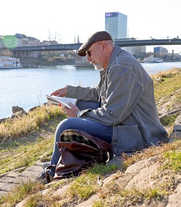 Impression am Neckar: Michael Rupp genießt die Sonne beim entspannten Lesen.