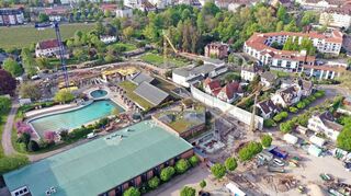 Neben dem Bad Dürkheimer Wurstmarktplatz (unten r.) wird an der Realisierung einer Therme in Nachbarschaft der Salierhalle (unten l.) gearbeitet.