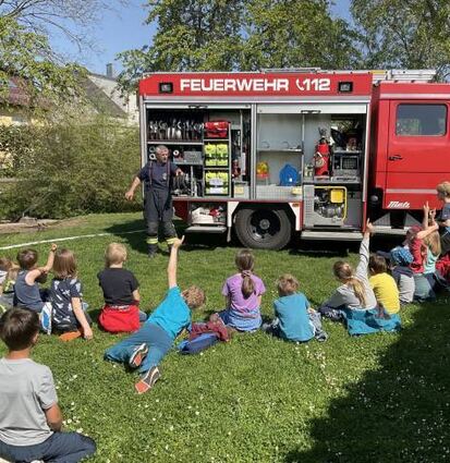 Draußenschule: Matthias Wolf gibt eine Brandschulung.