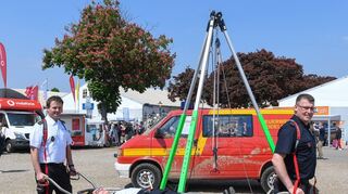 Bergrettung, auf dem Maimarkt-Gelände demonstriert: Ronny Olbert (l.) und Thorsten Feil mit dem „Tirol Kit“ genannten speziellen Gerät der Feuerwehr Heidelberg, in dem gerade – für die Übung – Eva Heising liegt.