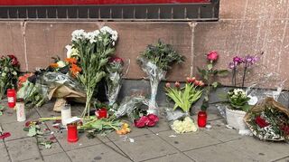 Am Tag nach dem umstrittenen Polizeieinsatz mit Todesfolge in Mannheim liegen Blumen zum Gedenken am Tatort am Marktplatz.