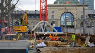 Vor dem Hauptbahnhof wird ein viertes Gleis verlegt, um mehr Kapazitäten für die Stadtbahnen zu schaffen.