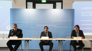 Andreas Stenger (rechts), Präsident des Landeskriminalamts Baden-Württemberg, Romeo Schüssler (in der Mitte), Leiter der Staatsanwaltschaft Mannheim, und Siegfried Kollmar (links), Präsident des Polizeipräsidiums Mannheim, informieren bei einer Pressekonferenz über den aktuellen Stand der Ermittlungen, nachdem am 02.05.2022 in Mannheim ein Mann nach einer Polizeikontrolle gestorben war.