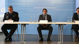 Ernste Mienen (v.l.): Polizeipräsident Siegfried Kollmar, Leiter der Staatsanwaltschaft Romeo Schüssler und Andreas Stenger, Präsident des Landeskriminalamts.