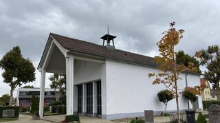 Dunkle Wolken über der Trauerhalle in Ilvesheim-Mitte. Auch mit den Finanzen sieht es düster aus.