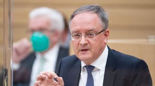 SPD-Fraktionschef Andreas Stoch (vorne) ist von Winfried Kretschmann (im Hintergrund) „zutiefst enttäuscht“.