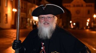 Otmar Geiger, hier auf der Maximilianstraße vor dem Dom, hört als Nachtwächter in Speyer auf.