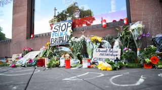 Trauernde legten Blumen am Marktplatz nieder.