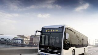 Ein eCitaro von Daimler Buses auf dem Weg von Ludwigshafen nach Mannheim, im Hintergrund die Rhein-Galerie.
