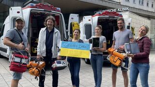 Medizinisches Gerät der Uniklinik Heidelberg geht als Spende in die Ukraine. Bei der Übergabe: Andriy Sherchychyn (v.l.), Elmar Mendel, Lyasya Tsemme, Natalia Reveha, Robin Stangenberg, Yuliya Kostiv.