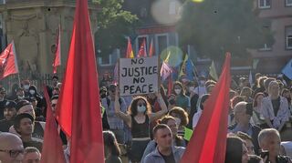 Rund 900 Menschen haben am Samstagabend in der Innenstadt von Mannheim gegen Polizeigewalt demonstriert.