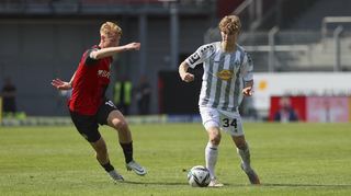 Dominic Kother (r., gegen den Wiesbadener Bjarke Jacobsen) vergab die beste Chance auf den möglichen Waldhof-Sieg.