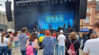 Der Ehrenhof hat sich kurz nach Beginn von Sound of Peace gefüllt