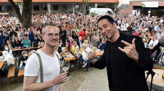 Bülent Ceylan und Manuel Bretschi stoßen mit dem "Bülent Blanc" an.