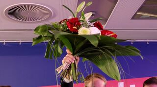 Blumen für den Wahlsieger in Kiel: Daniel Günther regiert weiter in Schleswig-Holstein.