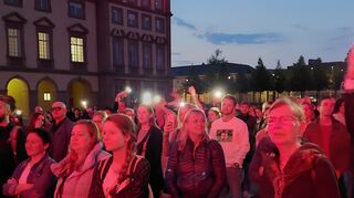 Viele Taschenlampen begleiten den Auftritt der Söhne