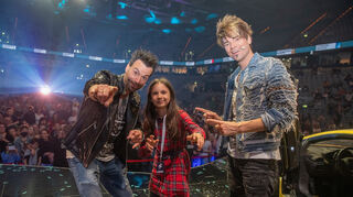 Gemeinsam mit Andreas (l.) und Chris Ehrlich darf Kinderreporterin Eva in der Mannheimer SAP-Arena von der Bühne strahlen.