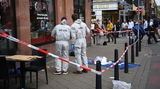 Einsatzkräfte sichern den Tatort am Mannheimer Marktplatz.