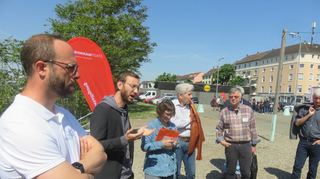 Stefan Häffner (v.l.), Leonhard Weiche und Angelika Schmitt gewährten einen geschulten Blick über das Neckarvorland mit seinen grünen Wiesen.