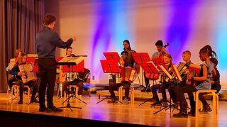 Felix Wolf dirigiert die AkkordiKidzz.