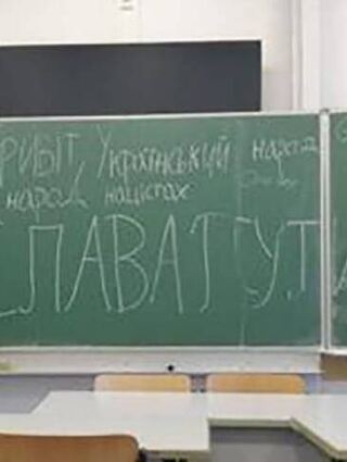 In kyrillischer Schrift wurden die Parolen an die Tafel geschrieben.