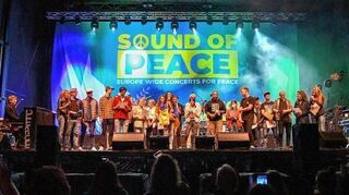 Das Finale von Sound of Peace Mannheim: Viele der Künstlerinnen und Künstler sowie die Organisatoren singen John Lennons „Imagine“.