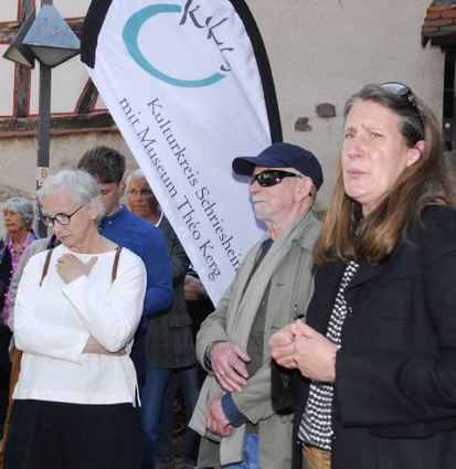 Doris Erbacher und Jens Trimpin mit Laudatorin Kristinas Hoge (r.).