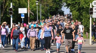 In Scharen strömten die Maimarkt-Freunde nach zwei Jahren Corona-Zwangspause 2022 wieder aufs Mühlfeld.