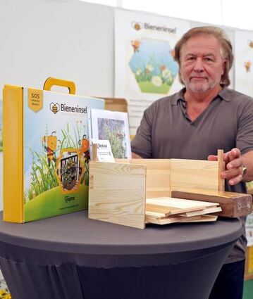 Gerhard Schons mit der von ihm entwickelten „Bieneninsel“.