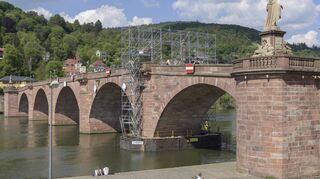 Das Wahrzeichen Alte Brücke ist ein beliebtes Fotomotiv. Aktuell wird der erste Pfeiler in Richtung Altstadt saniert.