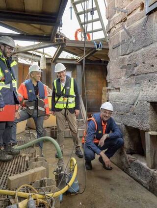 Auf dem Grund des Flusses: Einige Sandsteinquader sind kaputt.