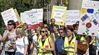 Bei der zentralen Streik-Veranstaltung in Ludwigshafen zieht zunächst ein Protestzug durch die Innenstadt, ehe eine Kundgebung auf dem Europaplatz folgt.