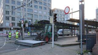 Bagger statt Busse: Die letzten Absperrungen werden an der Haltestelle Mannheimer Hauptbahnhof platziert.