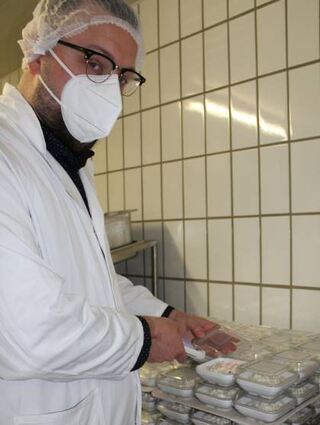 Stefan Fitzer vom Landratsamt misst in einer Großküche die Temperatur.
