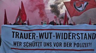 Mit Pyrotechnik haben am Samstag rund 900 Menschen gegen Polizeigewalt demonstriert.