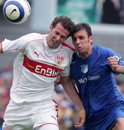 Im DFB-Pokal gegen Stuttgart 2005 lieferte sich Michael Zepek (r.) für Hoffenheim heiße Duelle mit Marco Streller.