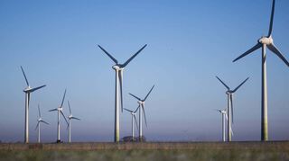 Der Ausbau der Windenergie kommt wegen aufwendiger Genehmigungsverfahren oftmals nicht in Schwung. Im Bild: Windräder an der Nordsee.