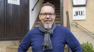 Martin Scharff 2020 vor seiner „Schlossweinstube“ im Schloss.