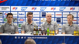 Von links: Das neue Trainerteam aus Marcel Goc, Jochen Hecht (beide Co-Trainer) und Chefcoach Bill Stewart mit Sportmanager Jan-Axel Alavaara.