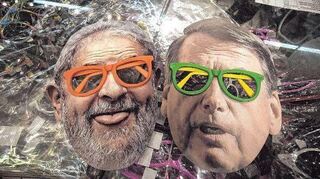 In einem Geschäft liegen Pappmasken von Lula (links) und Bolsonaro. Im Wahljahr 2022 stehen sich der ehemalige Präsident, 2017 wegen Korruption verurteilt, und der ultrarechte aktuelle Amtsinhaber in einem polarisierten Land gegenüber.